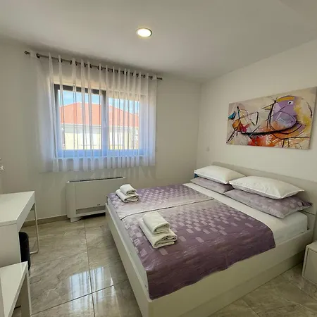 Ivy Apartment *